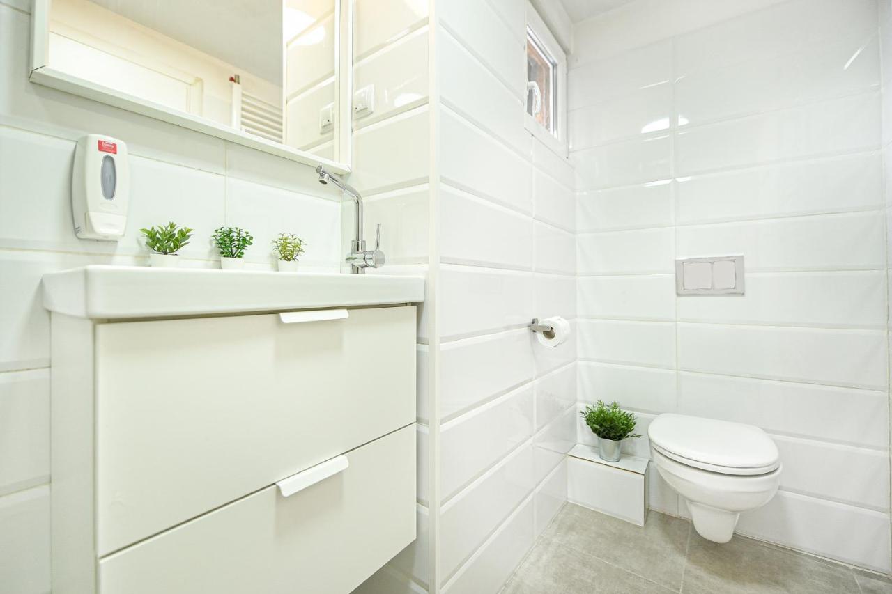 Spacious 1Br In The City Center - Amazing For Extended Stays Bukarest Exteriör bild